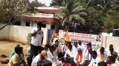 ದೇವದುರ್ಗ: 2.5ಲಕ್ಷ ನಕಲಿ ಜಾತಿಪ್ರಮಾಣ ಪತ್ರ ವಿತರಣೆ : ದೇವದುರ್ಗ ಶಾಸಕರ ಮನೆ ಮುಂದೆ ಪ್ರತಿಭಟನೆ