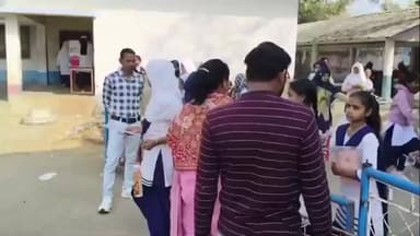 নলহাটি ২: লোহাপুর চারুবালা গার্লস স্কুল সহ নলহাটি ২ ব্লকের ৪টি পরীক্ষা কেন্দ্রে সমস্ত নিয়ম মেনে আজ হচ্ছে ২ য় দিনের মাধ্যমিক