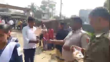 মথুরাপুর ২: মাধ্যমিক পরীক্ষার্থীদের পাশে রায়দিঘি থানার আইসি রাজু বিশ্বাস।