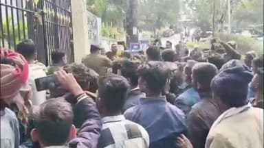 सागर नगर: सागर कलेक्ट्रेट में हंगामा: बड़कुआँ गांव से पहुंचे ग्रामीण, पुलिस से झड़प