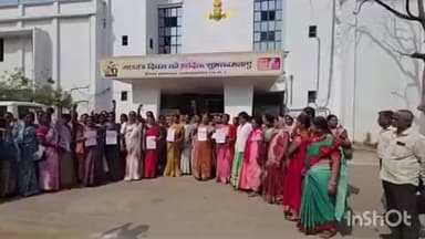 राजनांदगांव: राजनांदगांव कलेक्ट्रेट कार्यालय पहुंचकर मितानिनों ने अपनी विभिन्न मांगों को लेकर सौंपा ज्ञापन