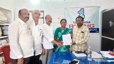 అసిఫాబాద్: ఆసిఫాబాద్ ఎన్నికల అధికారికి కాంగ్రెస్ అభ్యర్థుల బీ ఫారాలు