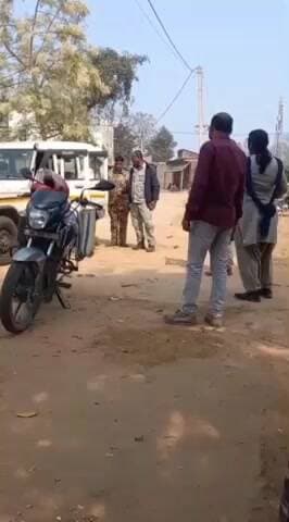 মানবাজার ২: পুলিশের তৎপরতায় বোরো হাইস্কুল পরীক্ষা কেন্দ্রে পৌঁছাতে পারলো এক মাধ্যমিক পরীক্ষার্থী