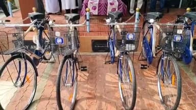 திருநெல்வேலி: டவுன் சாப்டர் மேல்நிலைப் பள்ளியில் தமிழக அரசின் விலையில்லா மிதிவண்டி வழங்கும் விழா எம்எல்ஏ மற்றும் மேயர் பங்கேற்பு.