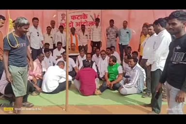 धानाचे चुकारे रखडल्याने शेतकरी आक्रमक; लाखांदूर तहसीलवर फटाके फोटो आंदोलन