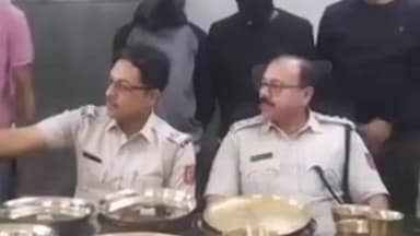 মাটিগাড়া: শিলিগুড়ি থানা অন্তর্গত রথখোলা মাঠের পেছনে একটি বাড়িতে চুরির ঘটনায় দুই অভিযুক্তকে গ্রেফতার করলো পুলিশ