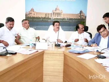 ಶಿಗ್ಗಾಂವ: ತಾಲೂಕಿನ ಸ್ಲಮ್ ಬೋರ್ಡ್ ಮನೆಗಳ ಬಗೆಗೆ ಸಚಿವ ಜಮೀರ್ ಅಹ್ಮದ್ ಅವರೊಂದಿಗೆ ಚರ್ಚಿಸಿದ ಶಾಸಕ ಪಠಾಣ್