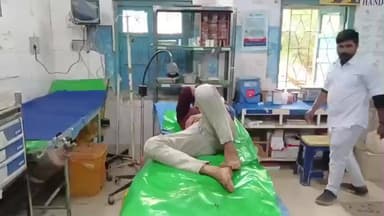 মাথাভাঙা ২: মাথাভাঙ্গা ডাকঘরা এলাকায় টোটো ভাইকে সংঘর্ষে এক বাইক চালক গুরুতর আহত