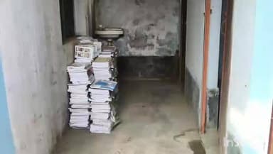 পান্ডুয়া: শৌচালয়ের সামনে ডাঁই করা স্কুলের পাঠ্য পুস্তক! ভাইরাল ভিডিও ঘিরে বিতর্ক পান্ডুয়ায়