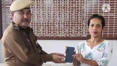 পশ্চিম যোৰহাট: সদৰ থানাত পুনৰ আঠগৰাকী লোকক হেৰুওৱা মবাইল উদ্ধাৰ কৰি ঘূৰাই দিয়ে আৰক্ষীয়ে