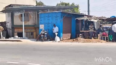 ಶ್ರೀನಿವಾಸಪುರ: ಲಕ್ಷ್ಮಿಪುರ ಕ್ರಾಸ್ ಬಳಿ ಬಸ್ ತಂಗುದಾಣದ ಜಾಗ ಒತ್ತುವರಿ : ಸಾರ್ವಜನಿಕರ ಆಕ್ರೋಶ