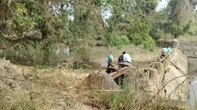 ପଦ୍ମପୁର: ଶୁଣିଲାନି ପ୍ରଶାସନ ଲାଉଗୁଡା ମୌଜା ଦେସିକା ତୋଟା ନାଳ ଉପରେ ଥିବା ଚେକଡେମ କୁ ଶ୍ରମ ଦାନ ସହ ଚାନ୍ଦା ଆଦାୟ କରି ମରାମତି କଲେ ଅଞ୍ଚଳ ଚାଷୀ