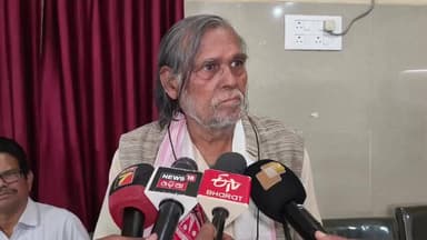 କୋରାପୁଟ ସହର: କୋରାପୁଟ ଅତିଥି ଭବନରେ ହାଲ ବିସ୍ଥାପିତଙ୍କ ଘରଭଙ୍ଗା ଘଟଣାକୁ ନେଇ ସାମ୍ବାଦିକ ସମ୍ମିଳନୀ ପ୍ରତିକ୍ରିୟା ରଖିଛନ୍ତି ପ୍ରଫୁଲ୍ଲ ସାମନ୍ତରାୟ