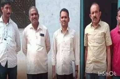 ఇల్లందు: టేకులపల్లి మండల పరిధిలోని పలు తండాల్లో దాడులు నిర్వహించి పది లీటర్ల నాటు సారాను స్వాధీనం చేసుకున్న ఎక్సైజ్ అధికారులు