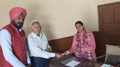 सोहागपुर:सिंचाई विभाग से सेवानिवृत्त एसडीओ महेश सोनी जी द्वारा गुरुनानक स्कूल पहुंचकर निर्धन छात्रों की शुल्क जमा की गई