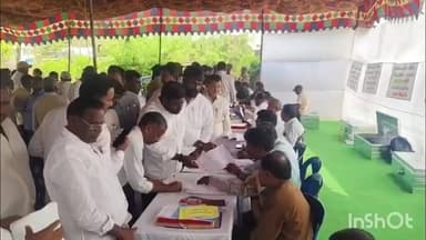 ములుగు: ములుగు మున్సిపాలిటీ ఎన్నికల కోసం కాంగ్రెస్ అభ్యర్థుల బీ-ఫారాలు అందజేత