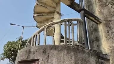 ઇડર: રેલ્વે સ્ટેશન વિસ્તારમાં જર્જરીત પાણીની ટાંકીથી દુર્ઘટનાનો ભય પાલિકતંત્ર નોટિસ મારી જવાબદારીમાંથી છટક્યું.