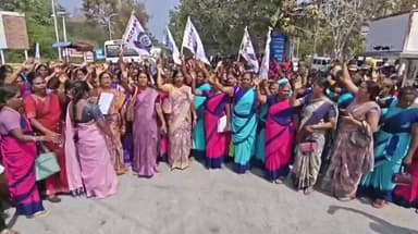 கிருஷ்ணகிரி: மாவட்ட ஆட்சியர் அலுவலகம் முன்பு அங்கன்வாடி பணியாளர்கள் பல்வேறு கோரிக்கைகளை வலியுறுத்தி சாலை மறியல் போராட்டம்