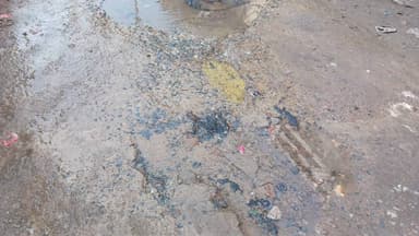 निवाड़ी: टीला में पाइपलाइन लीक होने से नाली का पानी हो रहा सप्लाई, पेयजल संकट गहराया