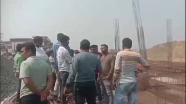 মুরারই ১: নিম্নমানের সামগ্রী দিয়ে বিল্ডিং নির্মাণের অভিযোগে বীরভূমের মুরারই স্টেট জেনারেল হাসপাতালের কাজ বন্ধ