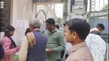 আড়শা: আহাড়রা বালিকা বিদ্যালয় মাধ্যমিক পরিক্ষার্থী জল ও কলম দিয়ে শুভেচ্ছা জানালেন পঞ্চায়েত সমিতির সভাপতি