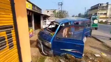 বাসন্তী: আমঝাড়া গাড়ি উল্টে দুর্ঘটনায় জখন ২ জন, তদন্তের বাসন্তী থানার ট্রাফিক পুলিশ।