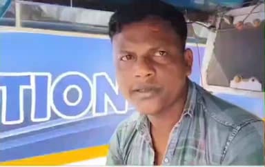 ভাঙড় ২: টোটো চালকের দাদাগিরি, স্বাস্থ্যকর্মীকে রাস্তায় ফেলে রড দিয়ে মারধরের অভিযোগ