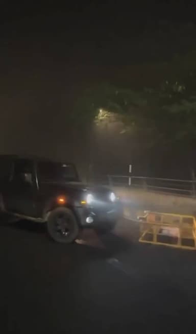 उत्तर प्रदेश की राजधानी लखनऊ में #थार वालों की गुंडई, पुलिस बेरिकेड्स गिराया !!
#LucknowNews #Lucknow #barabanki