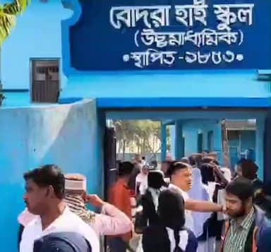ক্যানিং ২: মাধ্যমিকের দ্বিতীয় পরীক্ষার দিনে পরীক্ষার্থীদের সংবর্ধনা দিলেন এলাকার অঞ্চল সভাপতি এবং ভাঙ্গড় থানার ওসি
