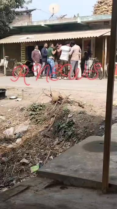 হাতে পি/স্ত/ল নিয়ে দা/পা/দা/পি—জলঙ্গিতে তৃণমূল নেতার মস্তানি,তীব্র চা/ঞ্চ/ল্য এলাকায়।
#Jalangi #raninagr #vairalvideo ...