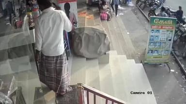 சங்கராபுரம்: சங்கராபுரம் பேருந்து நிலையத்தில் நோட்டமிட்டு இருசக்கர வாகனத்தை மர்ம நபர் திருடிச் செல்லும் பரபரப்பு சிசிடிவி காட்சி