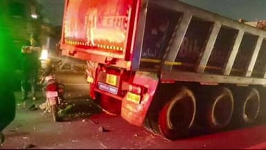 କେନ୍ଦୁଝର ସହର: ୨୦ ନମ୍ବର ଜାତୀୟ ରାଜପଥ ର ପଳାଶପଙ୍ଗା ନିକଟରେ ଘଟିଛି ଦୁର୍ଘଟଣାର ହାଇୱା ପଛରେ ଧକ୍କା ଦେଇ ବାଇକ ଆରୋହୀଙ୍କମୃତ୍ୟୁ