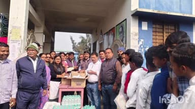 মেজিয়া: মেজিয়ায় হাইস্কুলে মাধ্যমিক পরীক্ষার্থীদেরকে পেন,জলের বোতল ও শুভেচ্ছা বার্তা দেওয়া হল মেজিয়া ব্লক তৃণমূলের তরফে