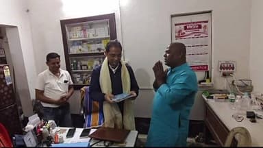 মন্দিরবাজার: মুখ্যমন্ত্রী মমতা বন্দ্যোপাধ্যায়ের 15 বছরের উন্নয়নের রিপোর্ট কার্ড ডক্টর স্বরূপ সরদার হাতে তুলে দিলেন জয়দেব হালদার