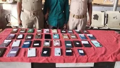 କଟକ ଜଗତପୁର ଗୋଲେଇ ଛକ ଅଞ୍ଚଳରୁ ମୋବାଇଲ୍ ଲୁଟେରା କୁ କାବୁ କରିବା ସହ ତା ନିକଟରୁ ୩୮ ଟି ଚୋରା ମୋବାଇଲ୍ ଜବତ୍ ହୋଇଛି । ମୋବାଇଲ୍ ଲୁଟେରା ଜଣଙ...