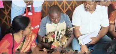 *ଲାଠିକଟା ତହସିଲ କାର୍ଯ୍ୟାଳୟରେ ଦୁର୍ନୀତି ବିରୋଧୀ ପ୍ରତିବାଦ : ହାତରେ କୁକୁଡ଼ା ଧରି ଫାଟକରେ ତାଲା*
ରାଉରକେଲା:(ଓଡ଼ିଶା ସିଟି ନିୟୁଜ) ଦୁର୍...