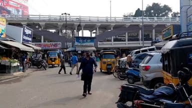 திருநெல்வேலி: சந்திப்பு பகுதியில் உள்ள வங்கியில் போலி நகைகளை அடகு வைக்க முயன்ற 2 ஆட்டோ ஓட்டுநர்கள் கைது கூட்டாளிக்கு போலீசார் வலைவீச்சு.