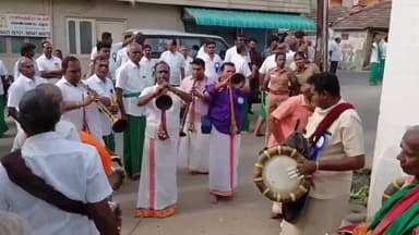 பொள்ளாச்சி: பொள்ளாச்சி பகுதியில் தொழில் வளர்ச்சி வேண்டி. கையில் வேல் ஏந்தி ஆயிரம் பெண்கள் ஊர்வலம்