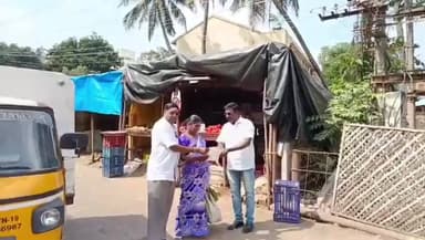 செங்கல்பட்டு: செங்கல்பட்டில் அதிமுக சார்பில் துண்டு பிரசுரங்கள் விநியோகிக்கப்பட்டது