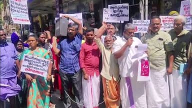 ഇടുക്കി: പെരിഞ്ചാംകുട്ടി ഭൂരഹിത ആദിവാസി കുടുംബങ്ങൾ ചെറുതോണിയിലെ മന്ത്രി റോഷി അഗസ്റ്റിൻ്റെ ഓഫീസിലേക്ക് മാർച്ച് നടത്തി