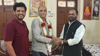 છોટાઉદેપુર: નવ નિયુક્ત જિલ્લા ભાજપના ઉપપ્રમુખે પૂર્વ રેલ રાજ્યમંત્રી નારણભાઈ રાઠવા સાથે મુલાકાત કરી.