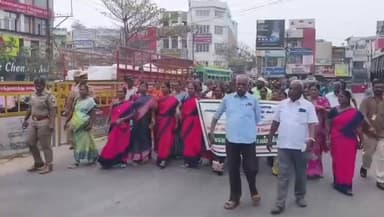 தேனி: தேனி நேரு சிலை அருகே 2வது நாளாக சாலை மறியலில் ஈடுபட்ட 500க்கும் மேற்பட்டோரை போலீசார் கைது செய்தனர்