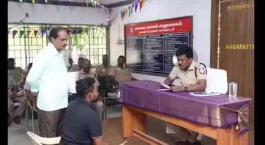 நாகப்பட்டினம்: மாவட்ட காவல் அலுவலகத்தில் பொதுமக்களை நேரில் சந்தித்து குறைகளை கேட்டு மனுக்களை பெற்ற நாகை எஸ்பி