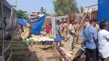 தேவகோட்டை: தேவகோட்டை பேருந்து நிலையம் அருகே ஆக்கிரமிப்பு அகற்றம்: வியாபாரிகள் மறியல் – 3 நாள் அவகாசம்