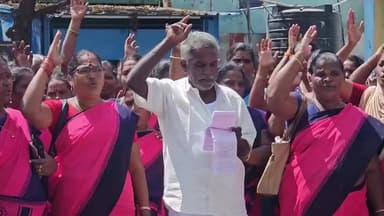 கள்ளக்குறிச்சி: கள்ளக்குறிச்சி மாவட்ட ஆட்சியர் அலுவலகம் முன்பு அங்கன்வாடி பணியாளர்கள் சார்பில் நடைபெற்ற மறியல் போராட்டம்