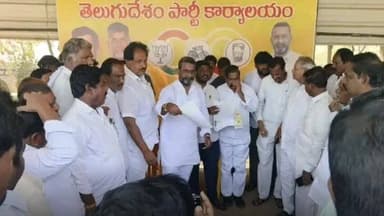 పత్తికొండ: పత్తికొండ ఎమ్మెల్యే శ్యాంబాబు సీఎం రిలీఫ్ ఫండ్ చెక్కులు పంపిణీ