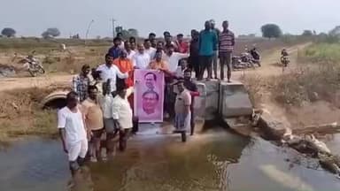 సిద్దిపేట అర్బన్: రంగనాయక సాగర్ నుండి కాలువల ద్వారా నీళ్లు విడుదల చేయడంతో హర్షం వ్యక్తం చేస్తూ పాలాభిషేకం చేసిన రైతులు