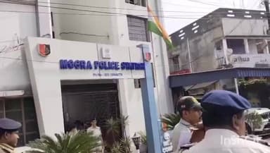 চুঁচুড়া-মগরা: মোবাইল ও খোয়া যাওয়া টাকা প্রাপকদের হাতে তুলে দিল মগড়া থানার পুলিশ উপস্থিত পুলিশ সুপার