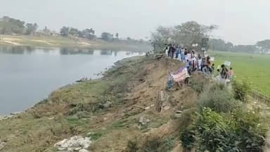 আরামবাগ: আগে বাঁধ মেরামত পরে নদী সংস্কার,এই দাবিতে নদীর পাড়ে ব্যাপক বিক্ষোভ পুরশুড়ায়