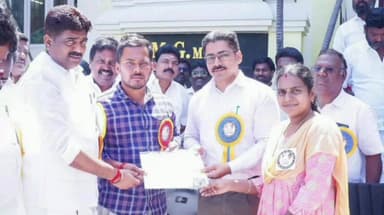 இராமநாதபுரம்: எம் ஜி மகாலில் நடைபெற்ற விழாவில் மாவட்ட ஆட்சியர் மற்றும் எம்எல்ஏ பொது மக்களுக்கு நலத்திட்ட உதவிகளை வழங்கினர்